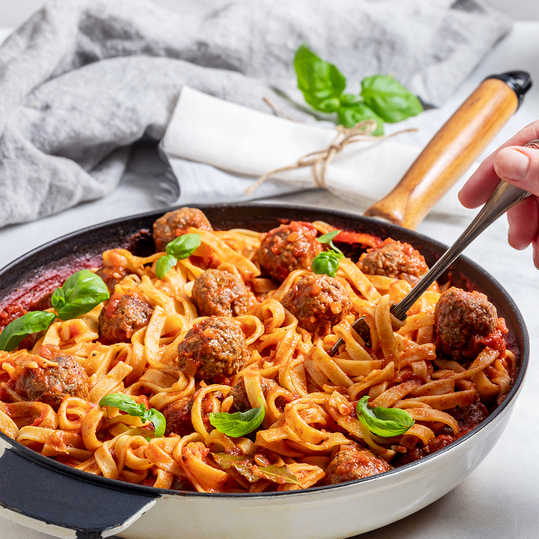 Köttfärsbollar i mumsig tomatsås och pasta