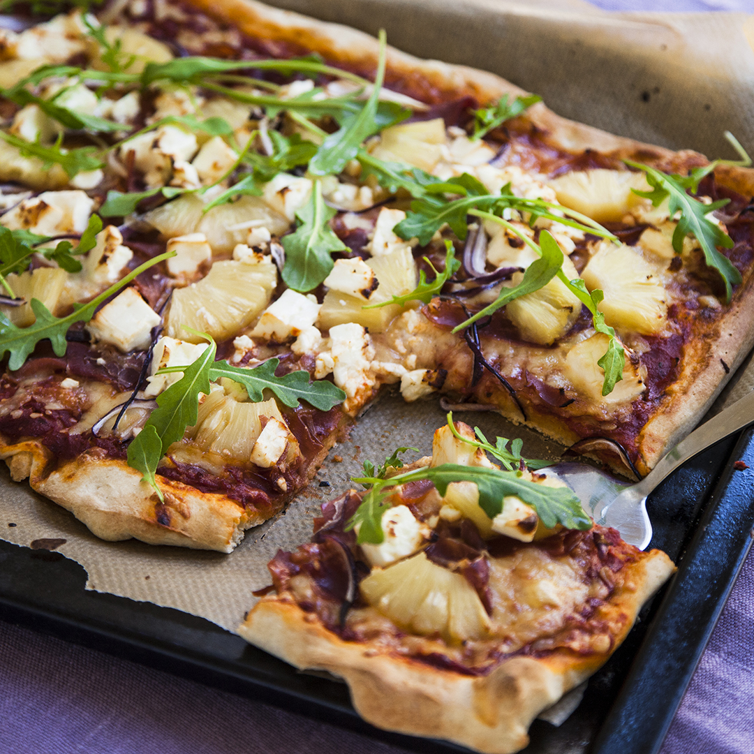 Pizza Hawaii med fetaost och frisk kålsallad 