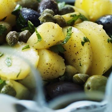 Potatissallad med kapris, oliver och persilja