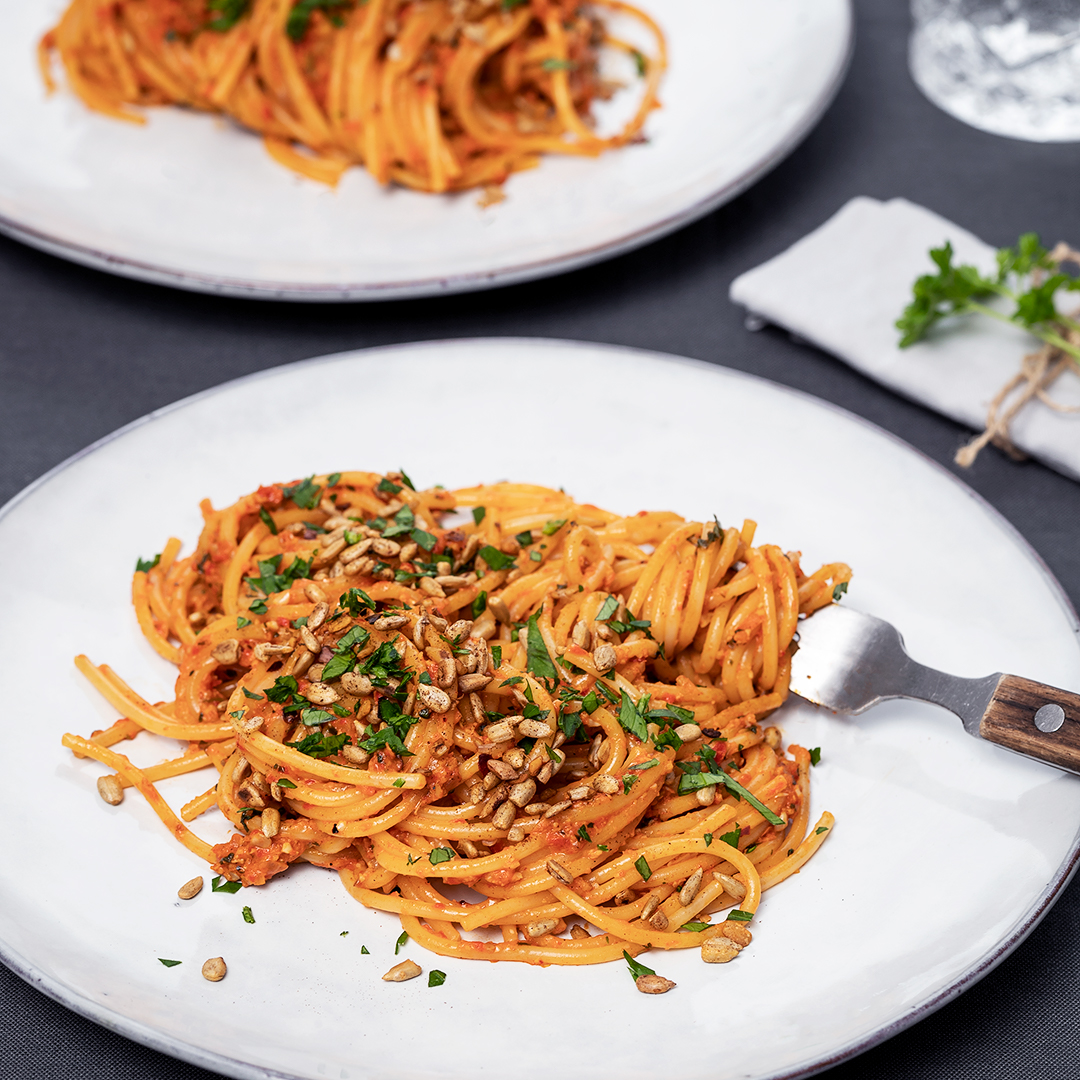 Spaghetti med grillad paprikasås och solrosfrön