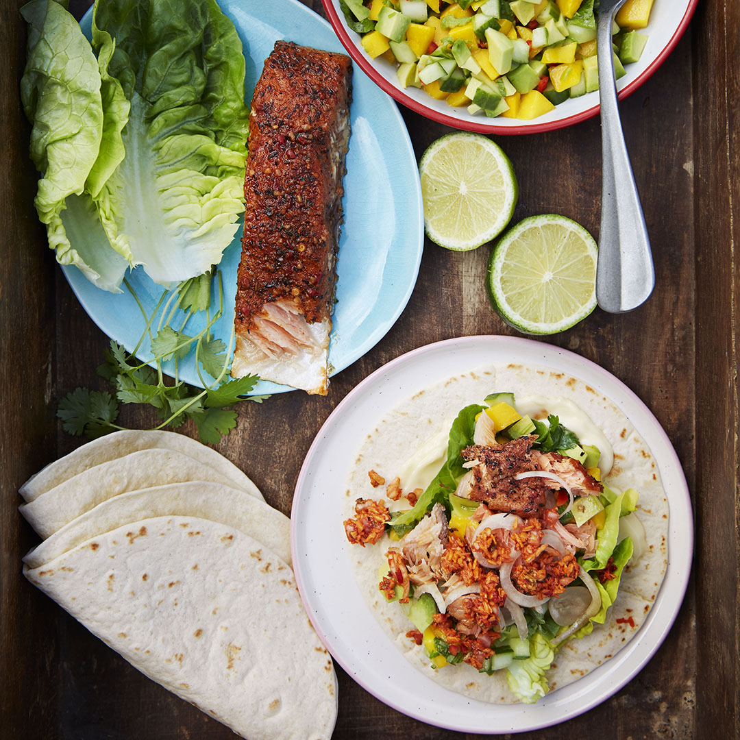 Fish taco – Varmrökt lax, mangoavokadosalsa och kokossambal