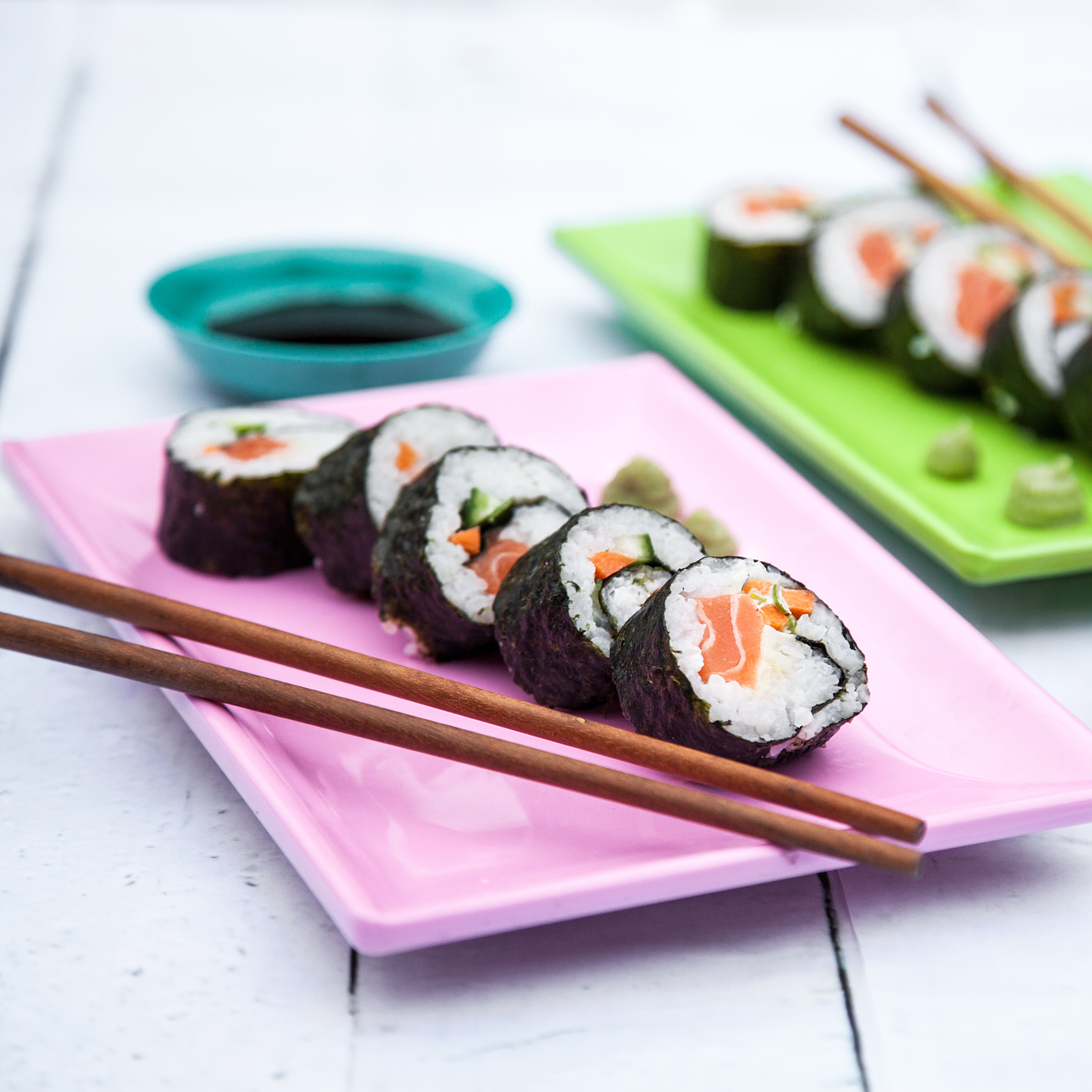 Maki sushi med sashimilax och wasabimajonnäs