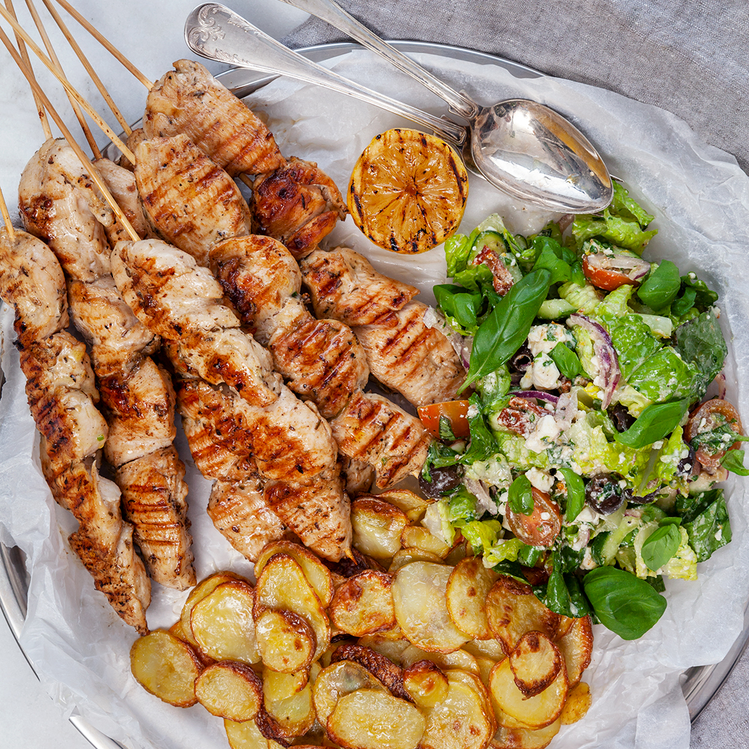 Kycklingsouvlaki med rostad potatis och grekisk sallad