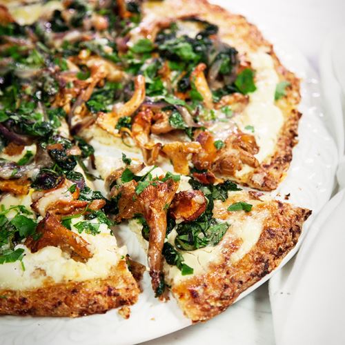 Blomkålspizza med västerbottensost och smörstekta kantareller