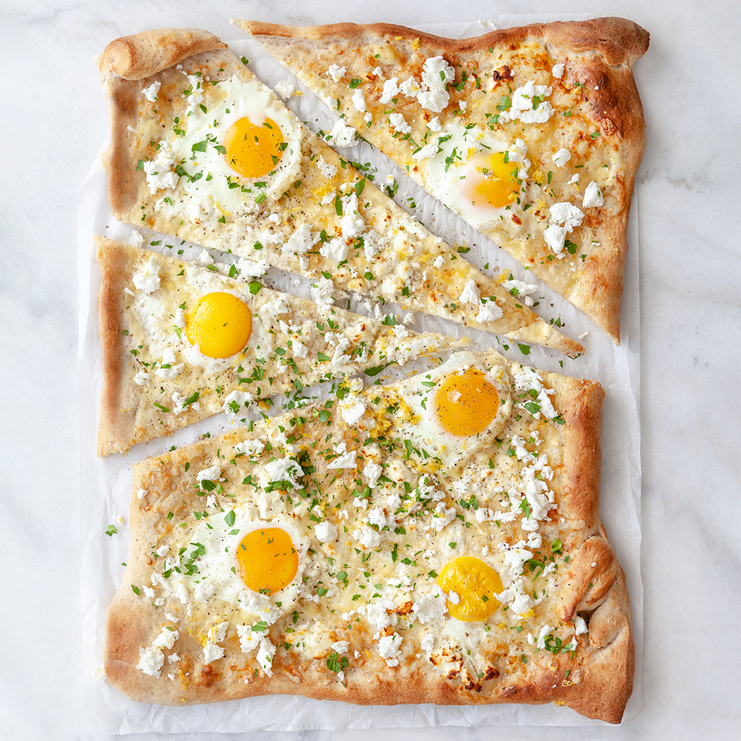 Pizza bianco med fetaost och krämigt ägg