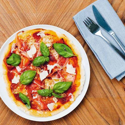 Glutenfri och enkel pizzadeg med tomatsås