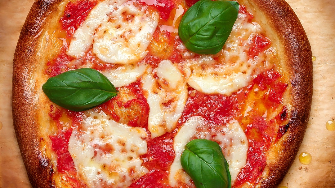 Napolitansk pizza med buffelmozzarella