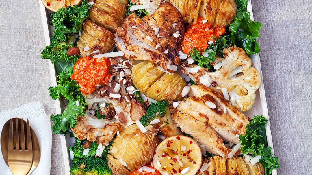 Hasselbackspotatis med rostade grönsaker, kyckling och grillad paprikakräm