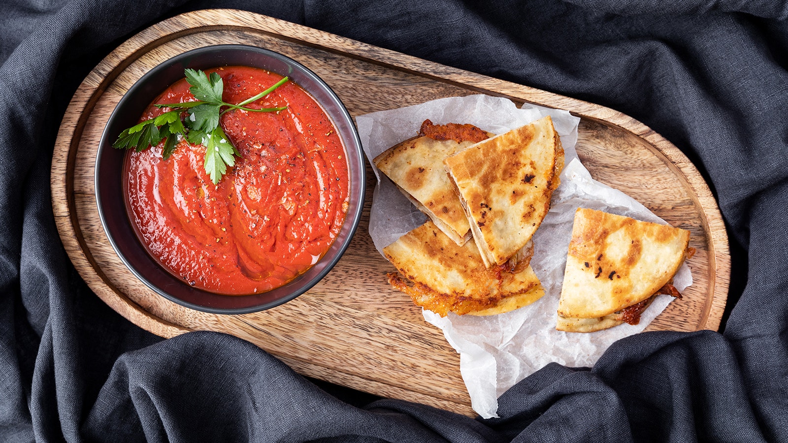 Italiensk tomatsoppa med mozzarellafyllda quesadillas