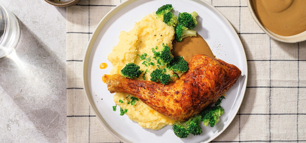Raske kyllinglår med potetmos, peppersaus og brokkoli