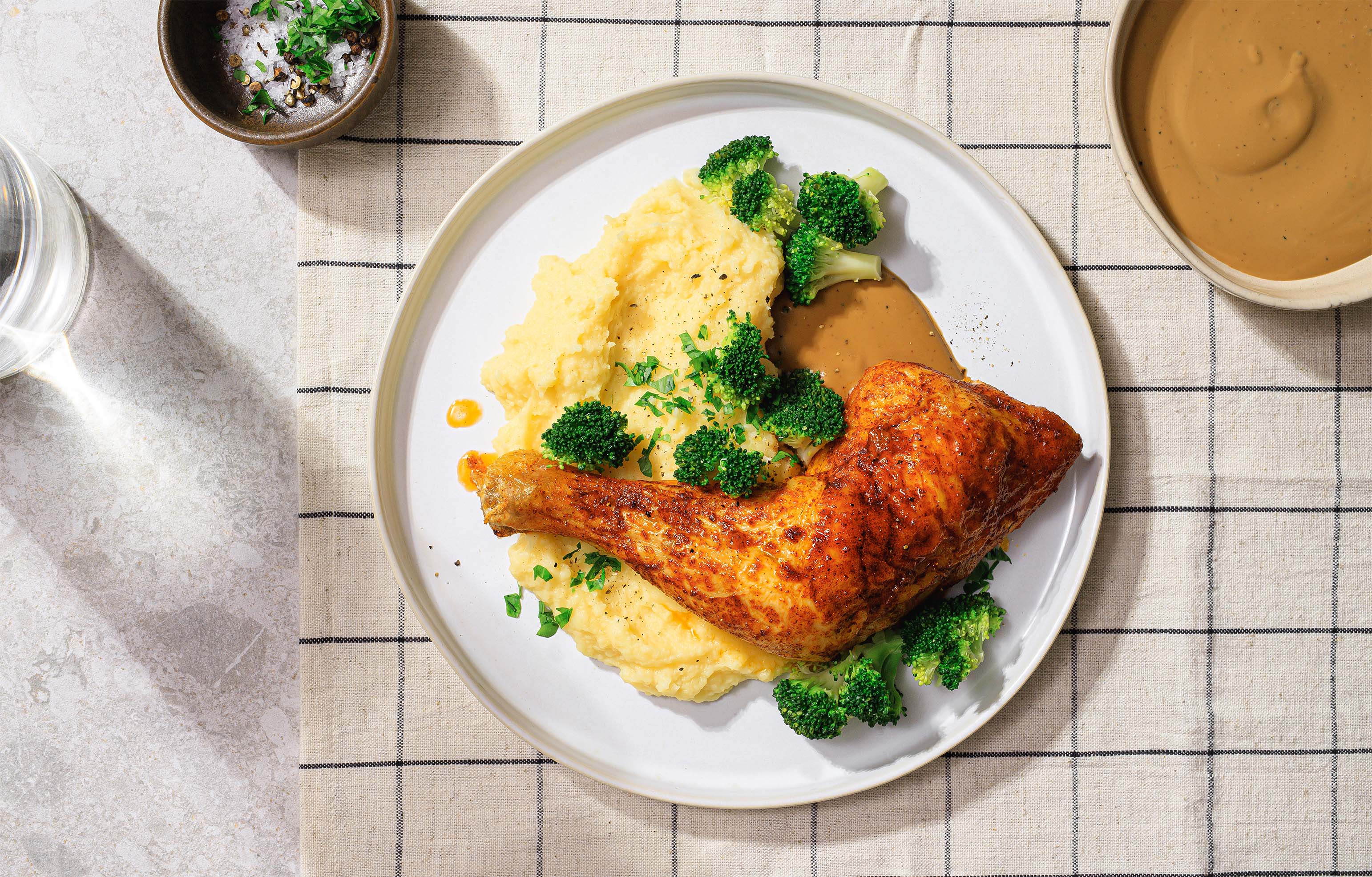 Raske kyllinglår med potetmos, peppersaus og brokkoli