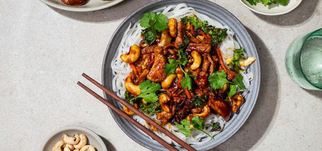 Rask wok med svin og risnudler
